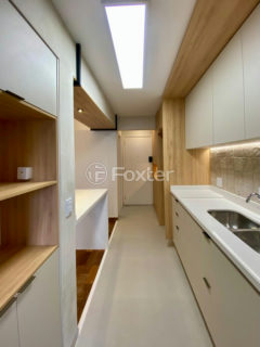 Image 10 - 1040744