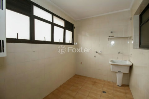 Image 32 - 1040923