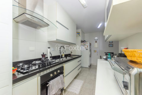 Image 8 - 1040977