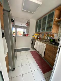 Image 11 - 195305