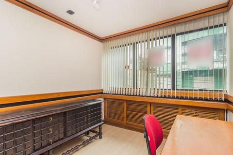 Image 30 - 211602