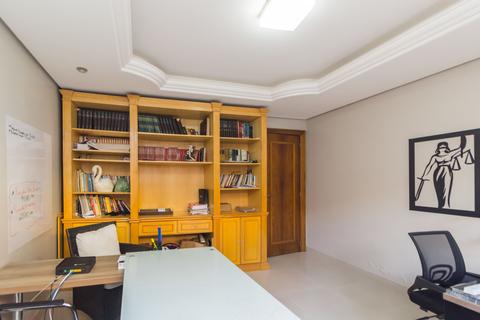 Image 33 - 218800