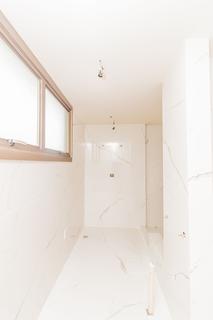 Image 36 - 250042