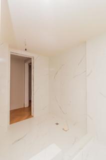 Image 37 - 250042