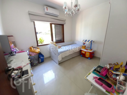 Image 19 - 284240