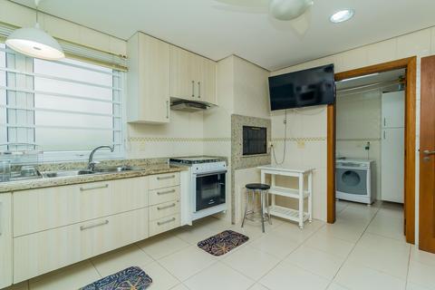 Image 29 - 299221