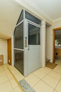 Image 33 - 299221