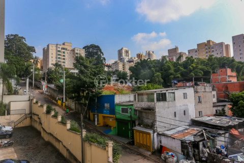 Image 23 - 329300