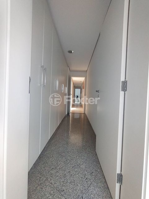 Image 6 - 332945