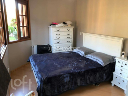 Image 12 - 556329