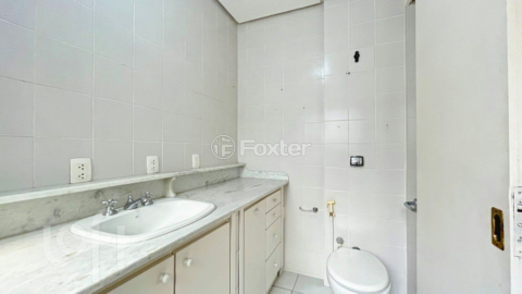 Image 4 - 704050
