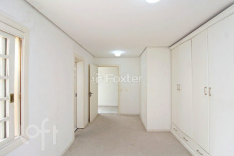 Image 23 - 704050