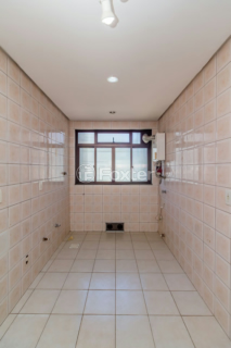 Image 19 - 732932