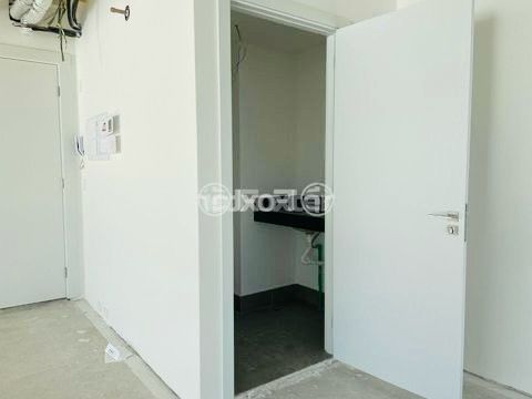 Image 5 - 748051
