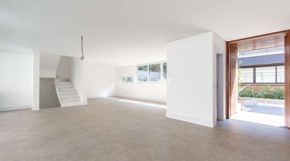 Image 3 - 748940