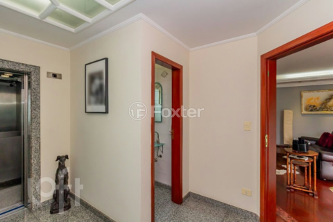 Image 7 - 749894