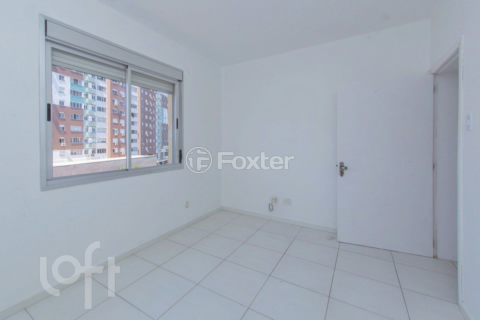 Image 19 - 811957