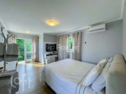Image 23 - 825355