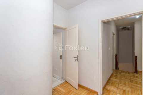 Image 37 - 831547