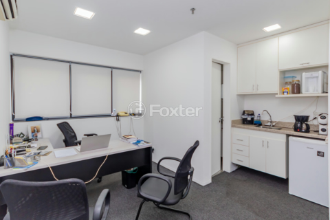 Image 11 - 875816