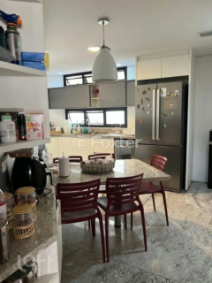 Image 11 - 876004