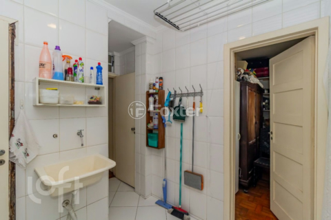 Image 29 - 876630