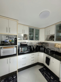 Image 17 - 877496