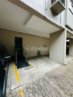 Image 32 - 877573