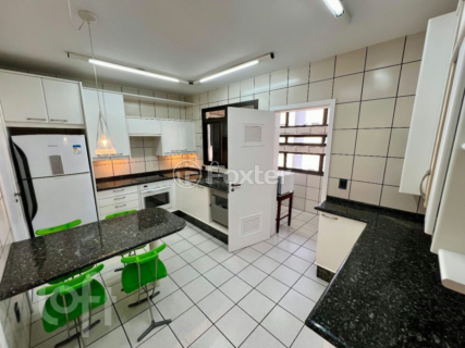 Image 9 - 878395