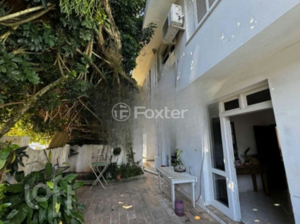 Image 17 - 878687