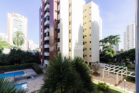 Image 6 - 879320