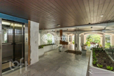 Image 21 - 879383