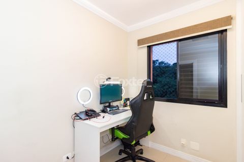 Image 21 - 879689