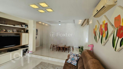 Image 7 - 879974