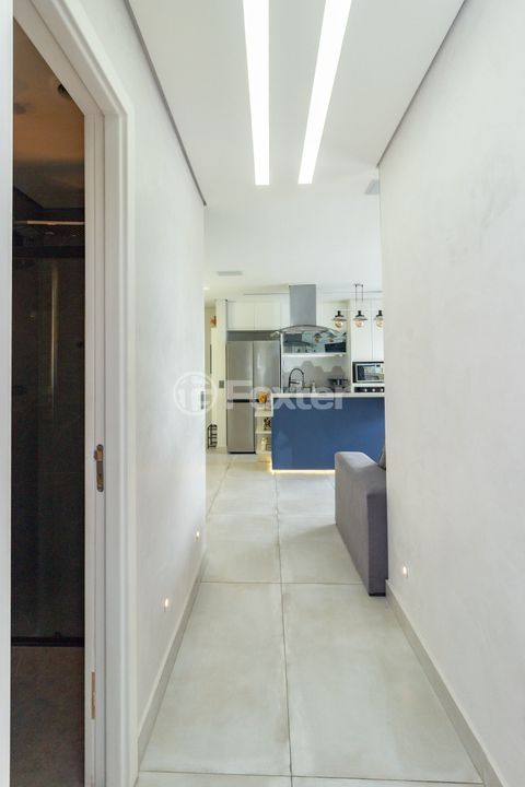Image 11 - 880110