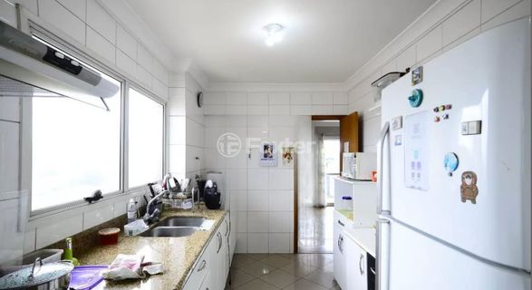 Image 4 - 880367