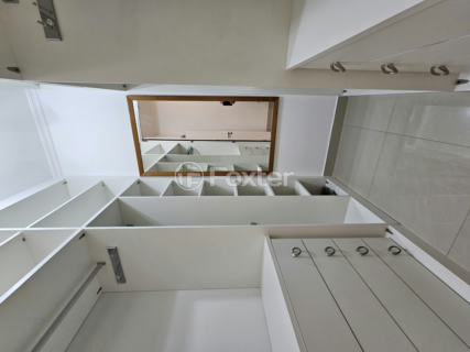 Image 31 - 880546