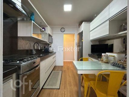 Image 7 - 880680
