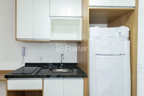 Image 10 - 881012