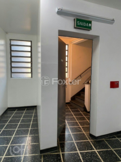 Image 17 - 881072