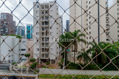 Image 9 - 881190