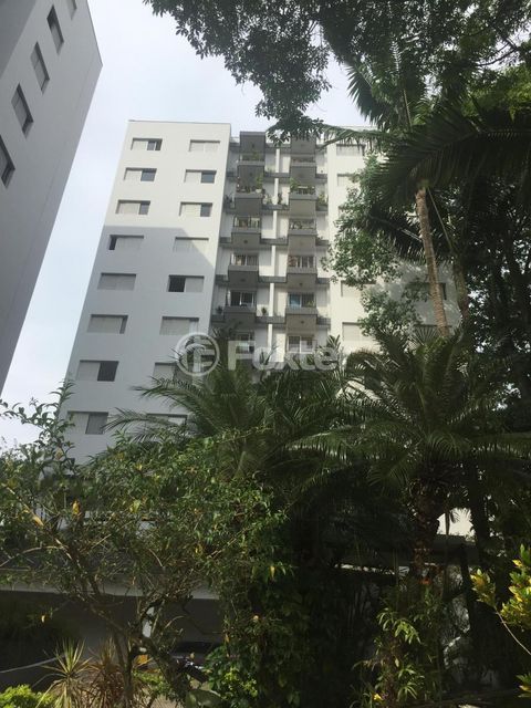 Image 10 - 881222