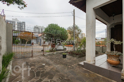 Image 25 - 881337