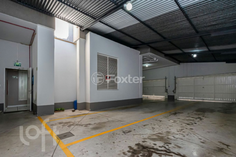 Image 33 - 881521