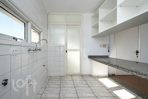 Image 10 - 881521