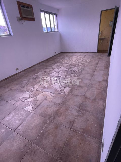 Image 10 - 881666