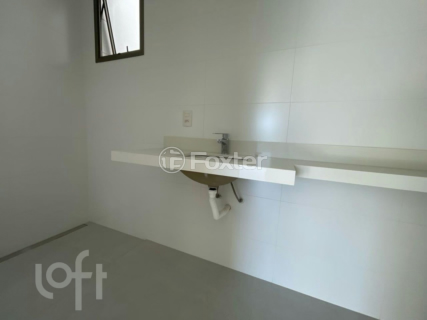Image 17 - 881712