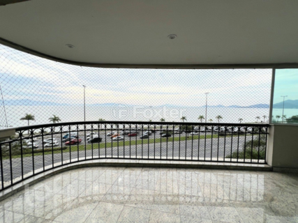 Image 8 - 882039