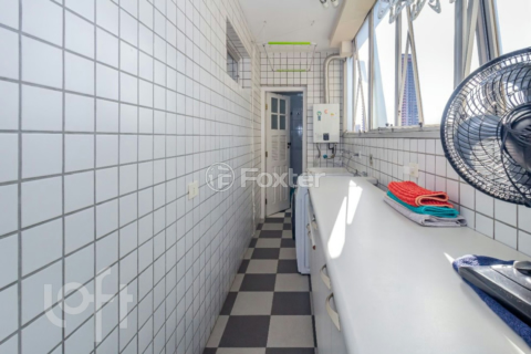 Image 30 - 882555