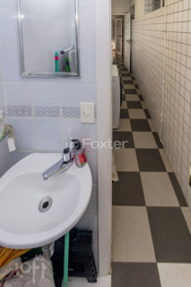 Image 33 - 882555